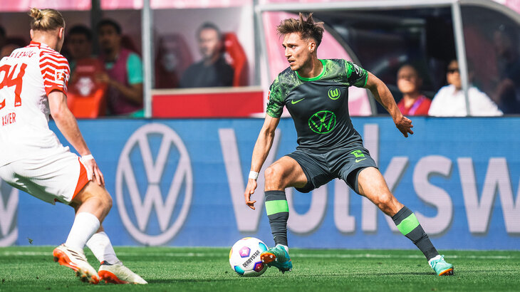 VfL-Wolfsburg-Spieler Kilian Fischer im Kampf um den Ball mit Gegenspielern.