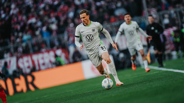 Yannick Gerhard vom VfL Wolfsburg führt den Ball.