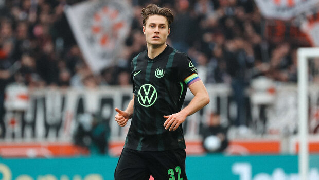 Der VfL-Wolfsburg-Spieler Mattias Svanberg steht mit Kapitänsbinde auf dem Spielfeld.