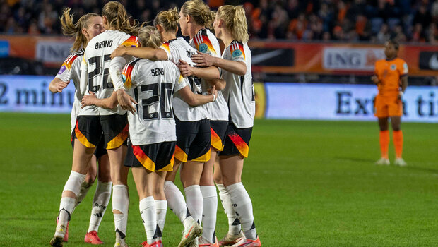 Das deutsche Frauen-Nationalteam jubelt gemeinsam auf dem Spielfeld.