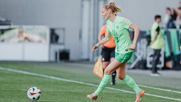 Sarai Linder vom VfL Wolfsburg läuft mit dem Ball am linken Fuß.