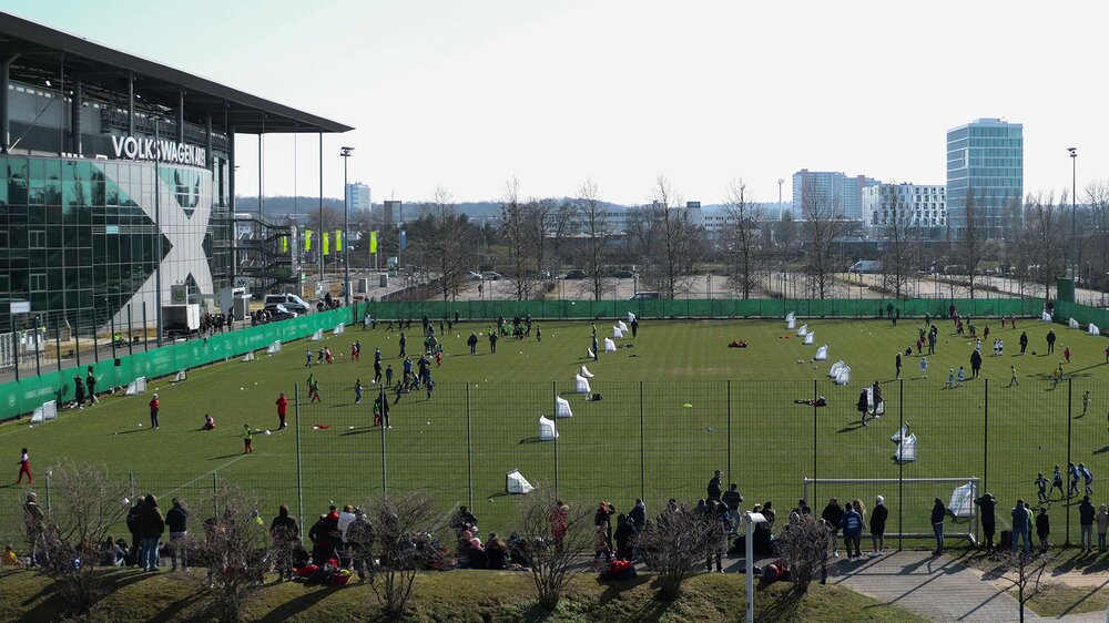 Die Trainingsplätze vor der Volkswagen Arena während des VfL Wolfsburg Spieltagsfestivals.