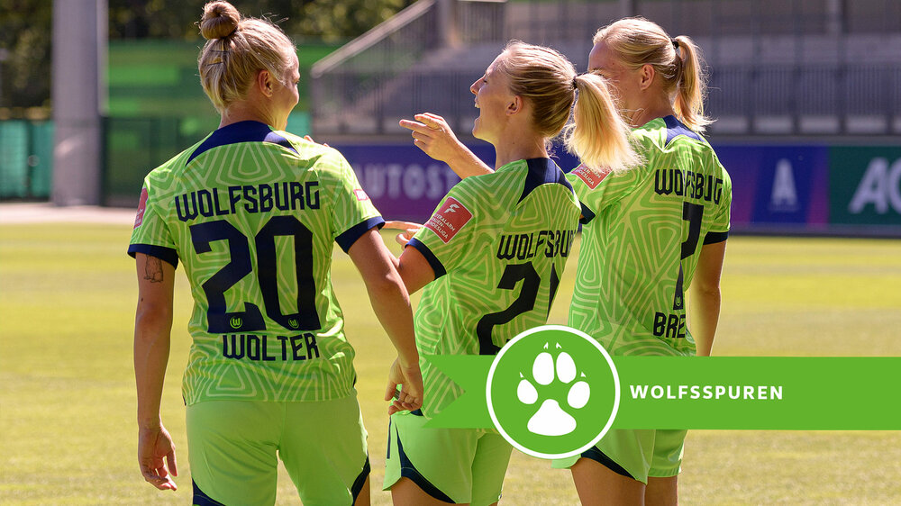 Drei Spielerinnen des VfL Wolfsburg lachen beim Media Day im neuen Trikot.