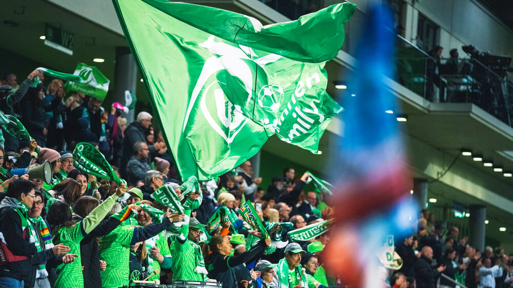 Die Fans des VfL-Wolfsburg feiern ausgiebig in der Kurve der Volkswagen-Arena.