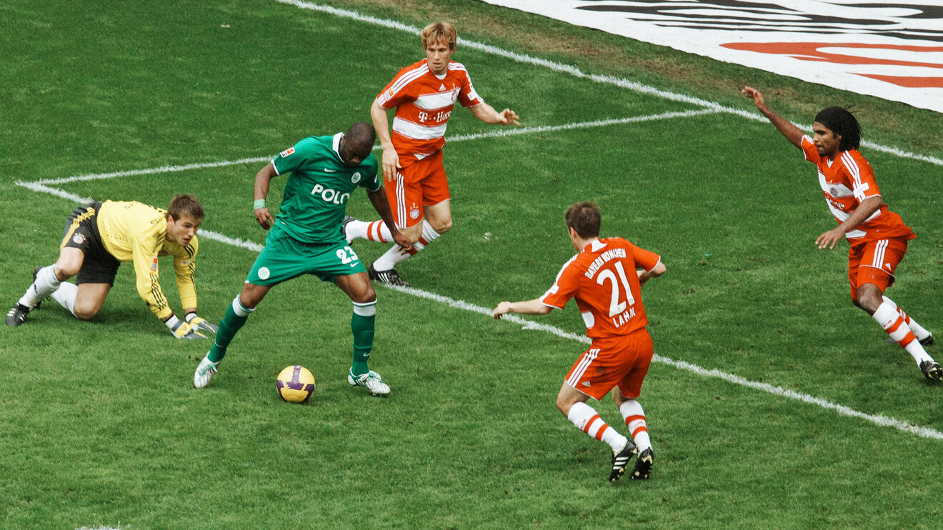 Der ehemalige VfL-Wolfsburg-Spieler Grafite am Ball. Um ihn herum ehemalige Spieler vom FC Bayern.