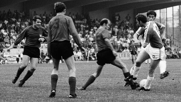 Ein historisches schwarz-weiß-Foto von einem Zweikampf im Spiel des VfL Wolfsburg gegen den VfL Bochum.