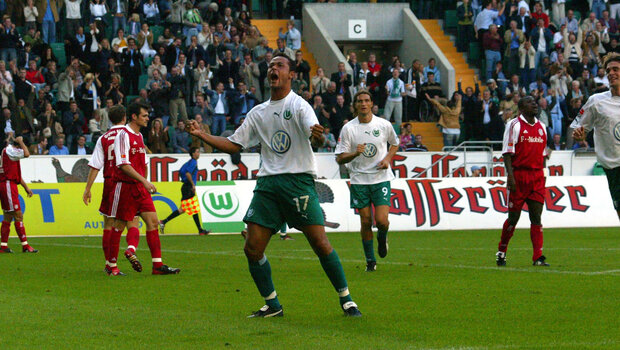 Ein historisches Bild eines jubelnden VfL-Wolfsburg-Spielers.