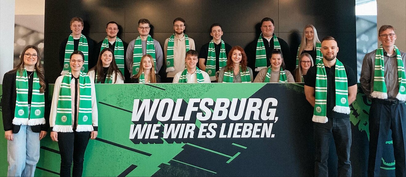 Ein Gruppenbild mit den Praktikanten und Praktikantinnen vom VfL-Wolfsburg.