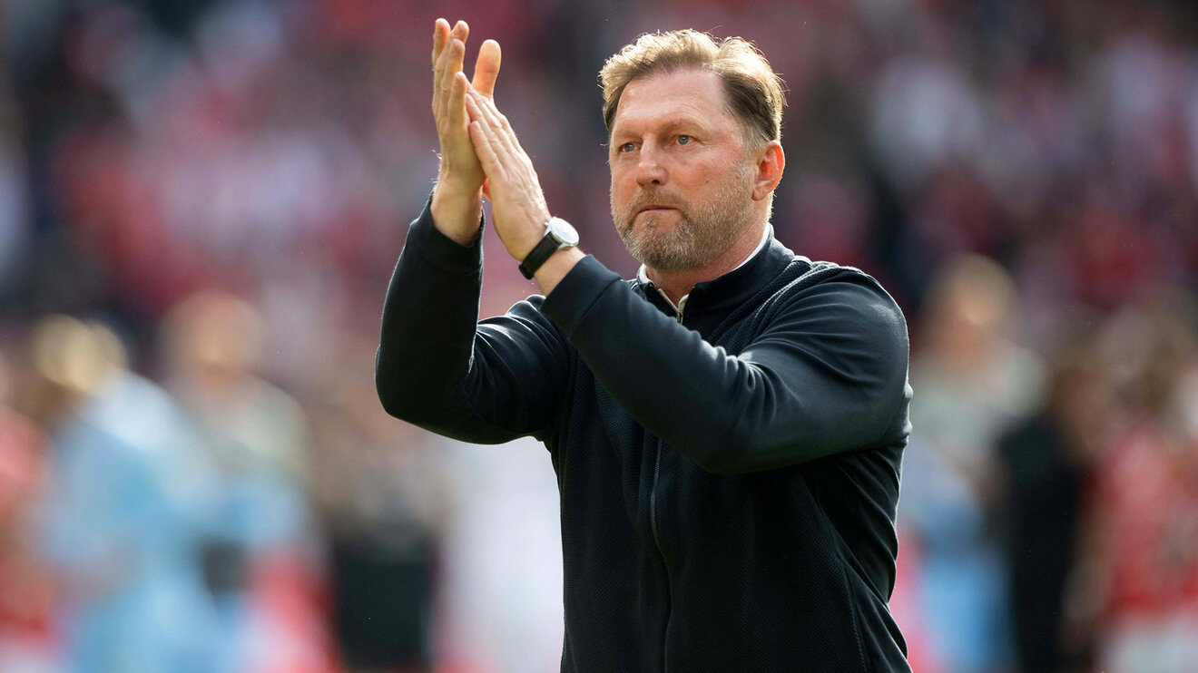 Der VfL Wolfsburg-Trainer Ralph Hasenhüttl klatscht.