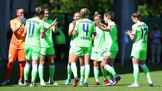 Die Spielerinnen des VfL Wolfsburg bejubeln Anna Blässe bei Ihrer Auswechslung.