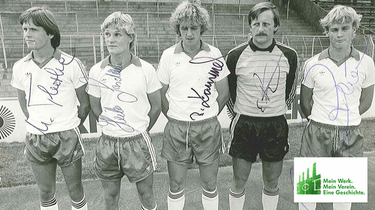 Ulrich Thorke, ehemaliger Spieler des VfL Wolfsburg mit Mitspielern. Das Foto  ist signiert.