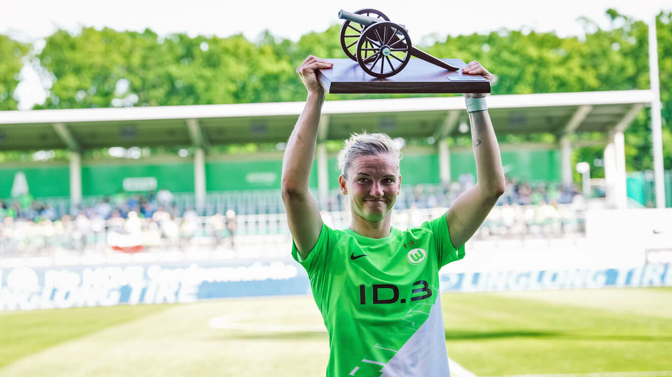 VfL-Wolfsburg-Spielerin Alexandra Popp hebt die Torjägerinnen-Kanone in die Luft.