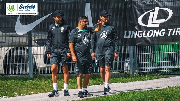 Das Trainerteam des Vfl Wolfsburg beim Training.