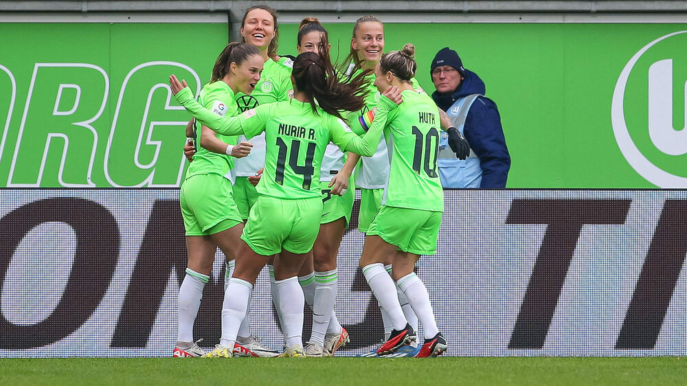Die Frauen des VfL Wolfsburg jubeln im Spiel gegen den MSV Duisburg über ein Tor.