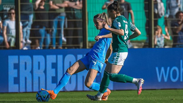 VfL-Wolfsburg-Spielerin Kathrin Hendrich im Zweikampf mit einer Gegenspielerin.