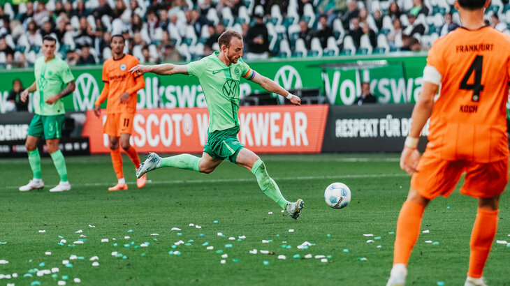 Maxi Arnold schießt mit dem rechten Fuß den Ball. Auf dem Platz liegt grün-weißes Konfetti. 