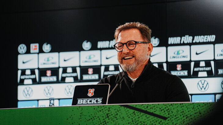 VfL-Wolfsburg-Trainer Ralph Hasenhüttl lacht.