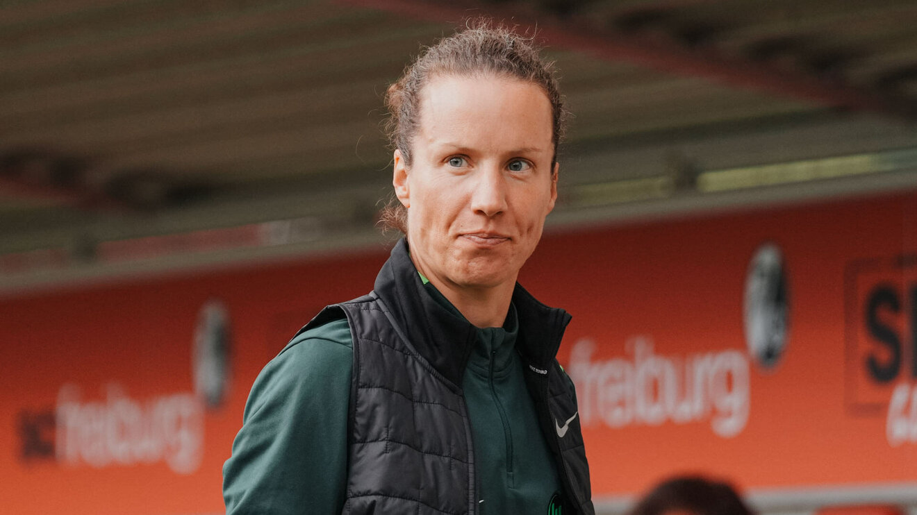 Die VfL Wolfsburg-Trainerin Sabrina Eckhoff im Portrait.