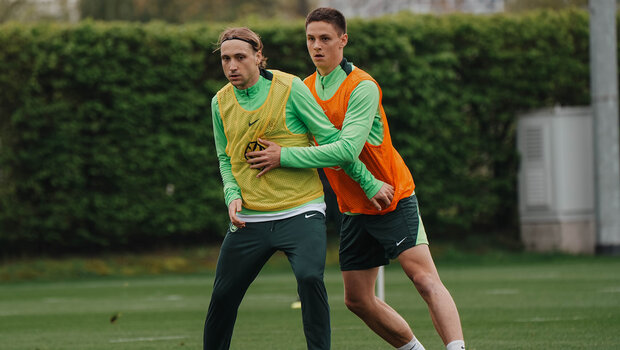 VfL-Spieler Lovro Majer und Bence Dardai im Zweikampf beim Training.