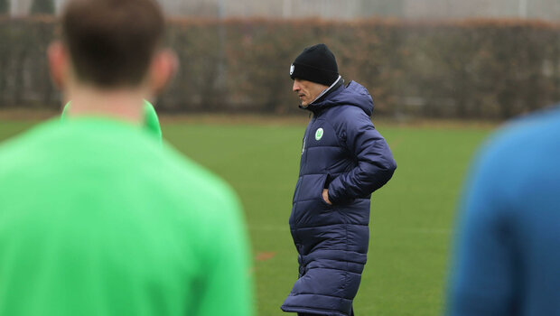 Der VfL Wolfsburg-Trainer Niko Kovac steht auf dem Trainingsplatz.