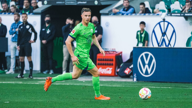 Der VfL-Wolfsburg-Spieler Yannick Gerhardt läuft mit dem Ball.