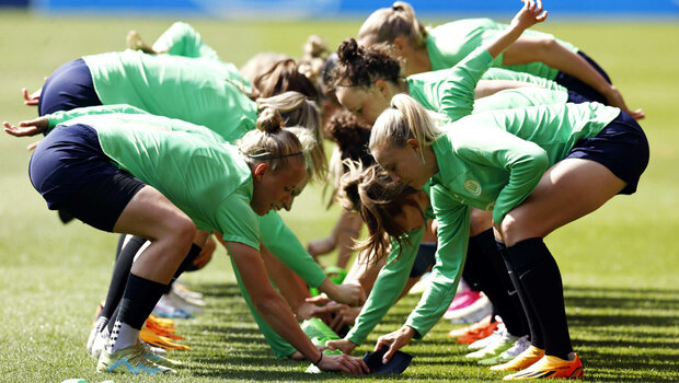 Die VfL-Wolfsburg-Spielerinnen spielen ein Trainingsspiel mit Hütchen.