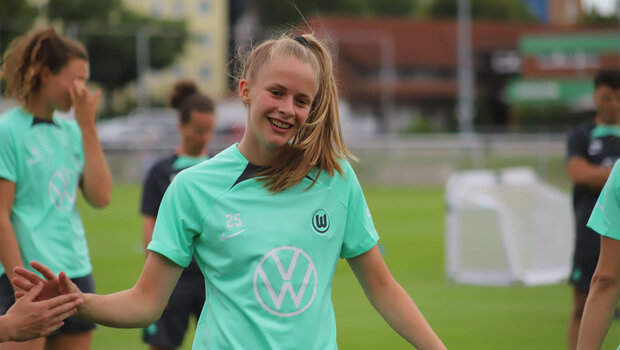 Die VfL-Wolfsburg-Spielerin Vivien Endemann läuft lachend auf dem Trainingsplatz.