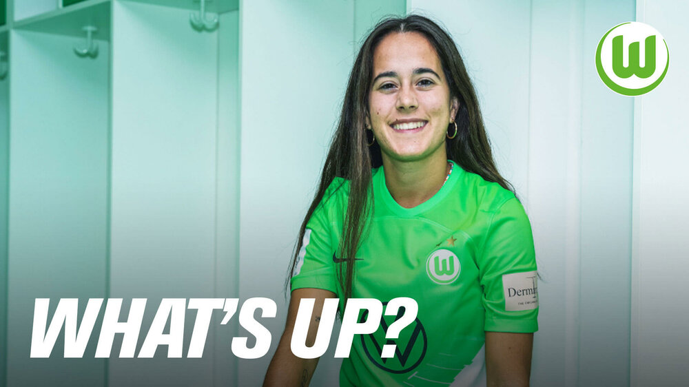 Die VfL-Wolfsburg-Spielerin Nuria Rabano Blanco lächelt in die Kamera.