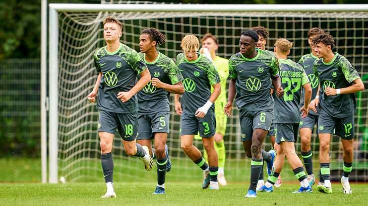 Die Mannschaft der VfL Wolfsburg U19 Mannschaft läuft gemeinsam jubelnd über das Spielfeld.