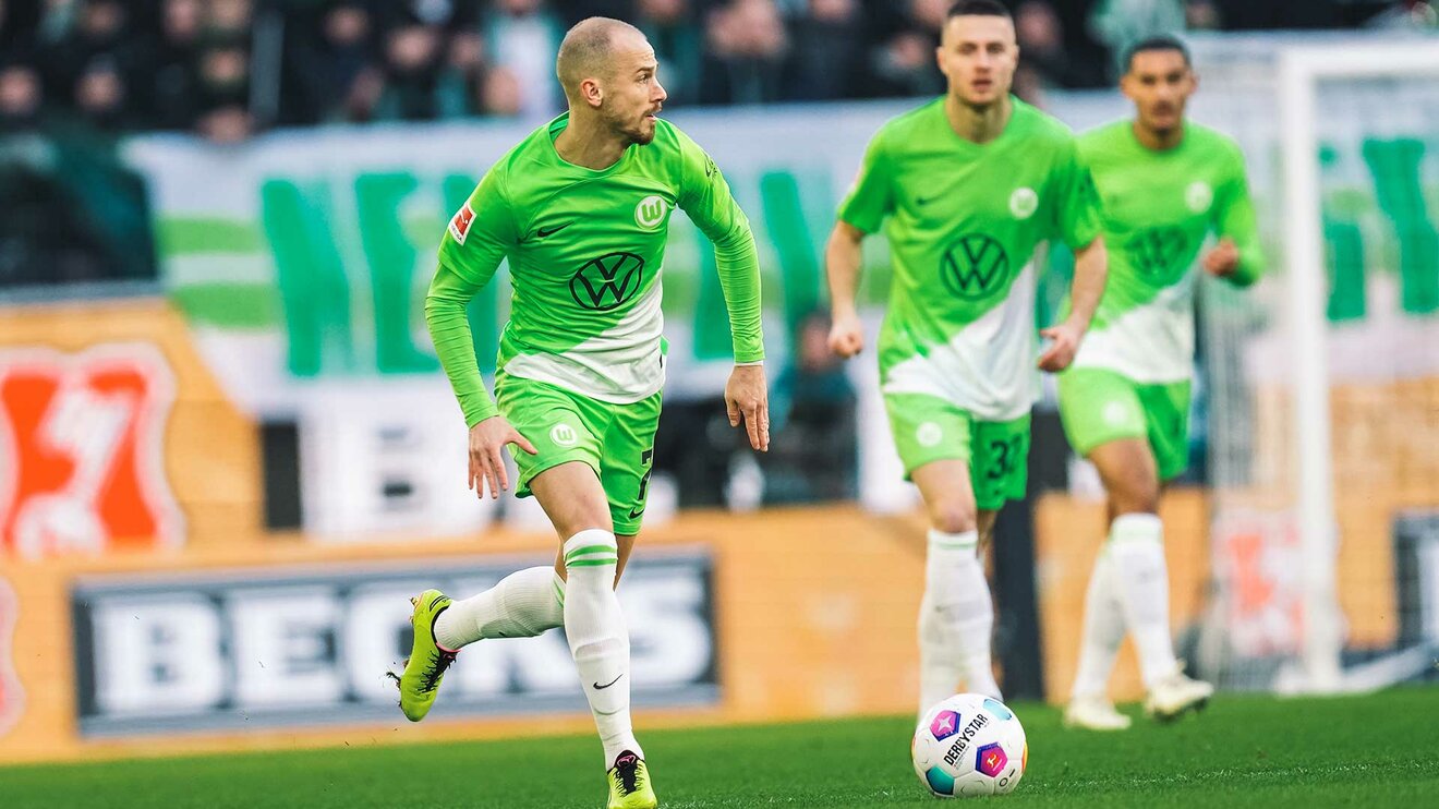 VfL-Wolfsburg-Spieler Cerny am Ball beim Spielaufbau gegen Köln.