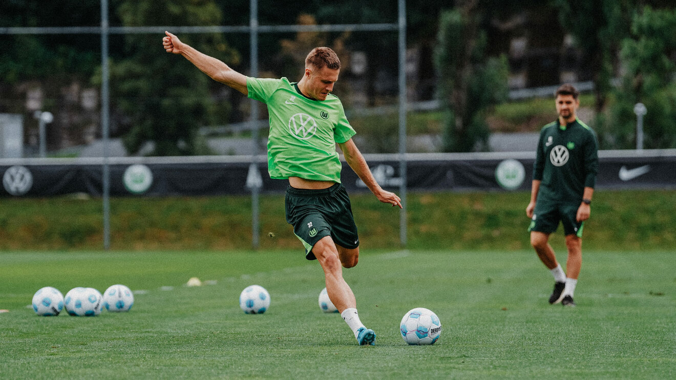 VfL-Wolfsburg-Spieler Mattias Svanberg setzt zum Schuss an.