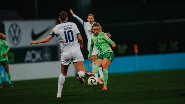 VfL-Wolfsburg-Spielerin Justine Kielland schießt den Ball.