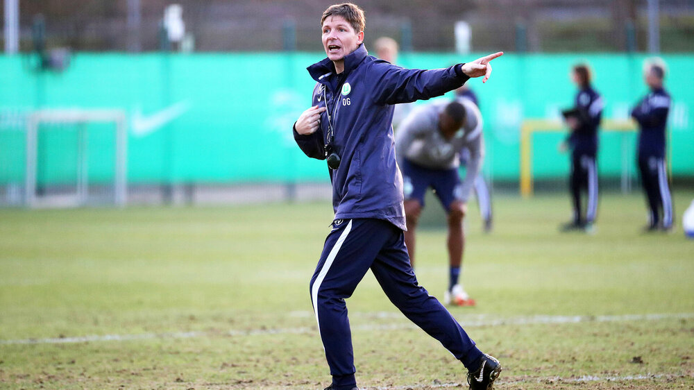VfL Wolfsburg Trainer Óliver Glasner gibt Anweisungen auf dem Trainingsplatz.