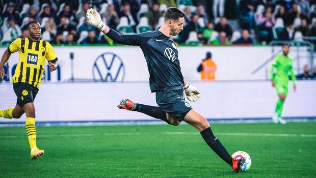 VfL Wolfsburg Keeper Koen Casteels schießt einen Ball.