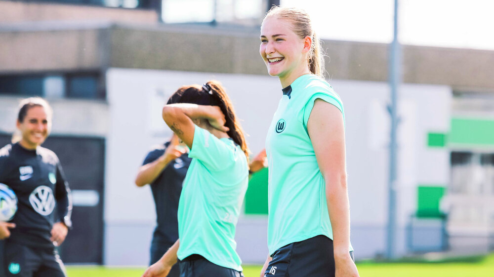VfL-Wolfsburg-Spielerin Camilla Küver lacht während des Trainings.