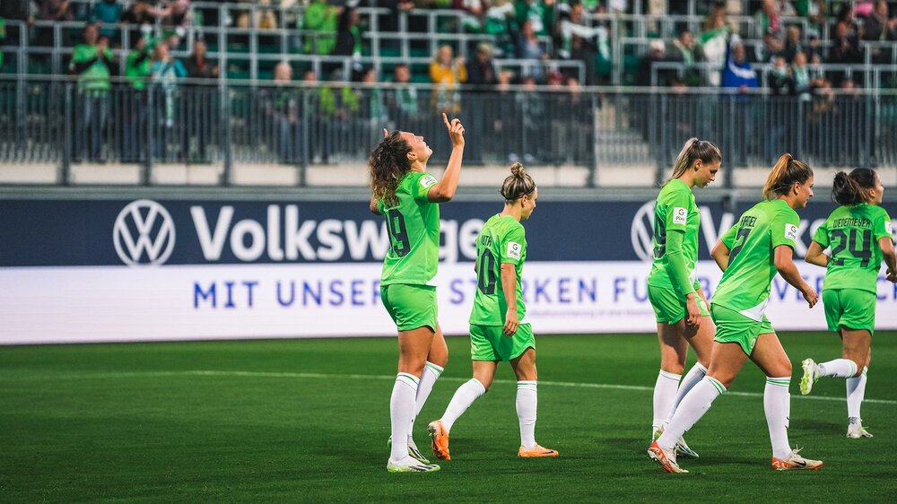 Die VfL-Wolfsburg-Spielerin Fenna Kalma jubelt nach ihrem Tor.