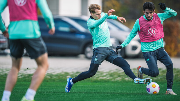 VfL-Wolfsburg-Spieler Nicolas Cozza führt im Training einen Zweikampf.