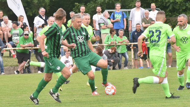 Ein Spieler aus dem Traditionsteam des VfL Wolfsburg passt den Ball zum Mitspieler. 