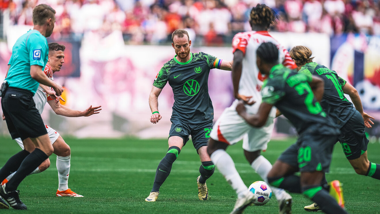 VfL-Wolfsburg-Spieler Maximilian Arnold mit dem Ball.
