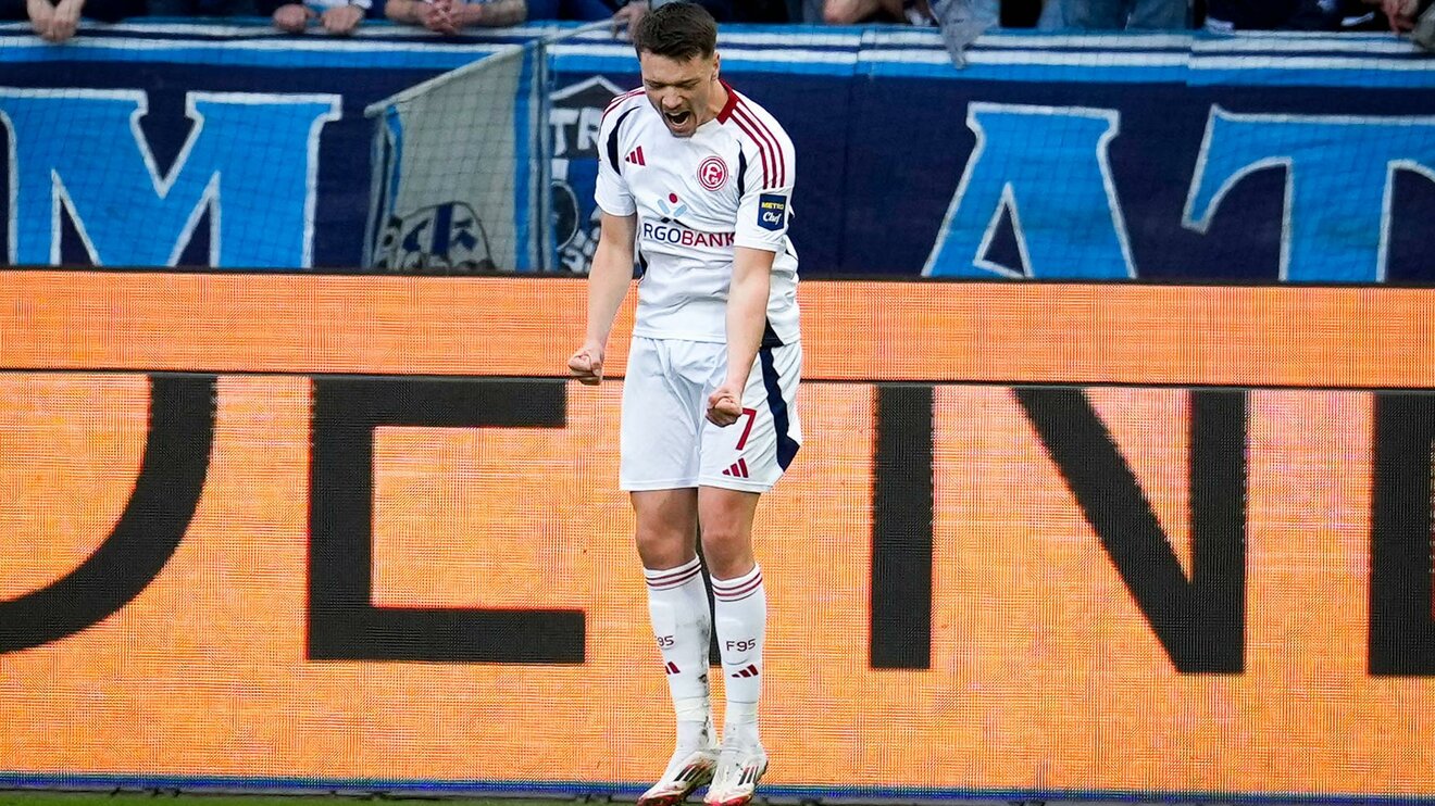 Der ausgeliene VfL-Wolfsburg-Spieler Dzenan Pejcinovic jubelt.