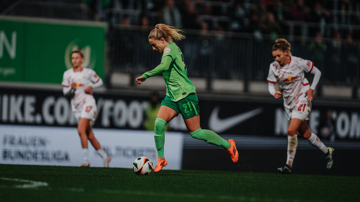 VfL-Wolfsburg-Spielerin Rebecka Blomqvist läuft mit dem Ball auf dem Spielfeld.