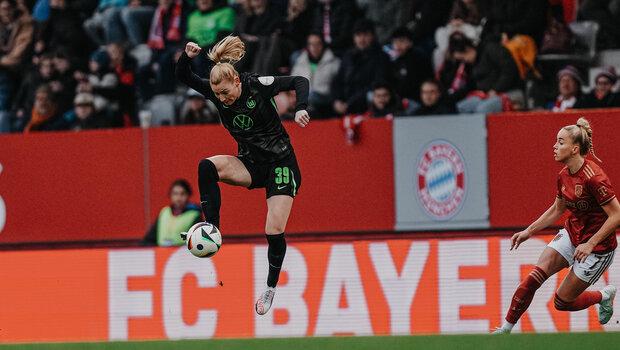 VfL-Wolfsburg-Spielerin Sarai Linder nimmt den Ball in der Luft an.
