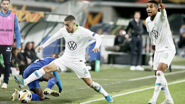 VfL Wolfsburg Spieler William und Victor mit dem Ball am Fuß im UEL Spiel gegen Gent.