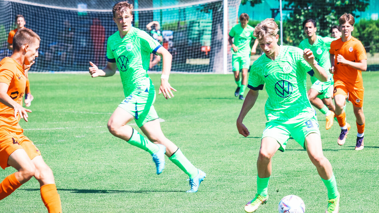 Ein Spieler der VfL Wolfsburg U16 am Ball.