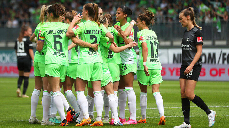Die Frauen des VfL Wolfsburg jubeln.