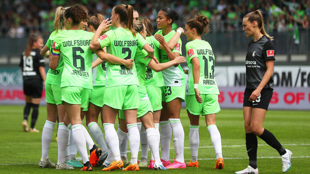 Die Frauen des VfL Wolfsburg jubeln.