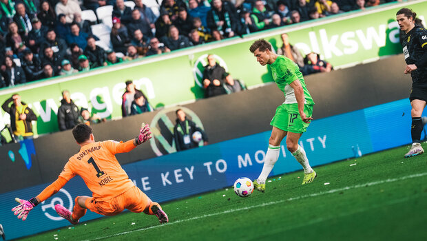 Der VfL-Wolfsburg-Spieler Kevin Behrens beim Torschuss.