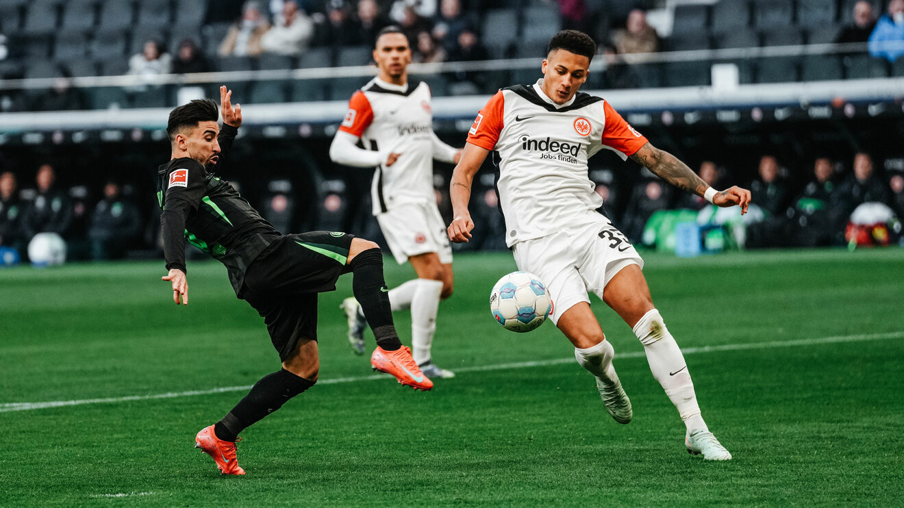 VfL-Wolfsburg-Spieler Mohammed Amoura im Zweikampf mit einem Gegenspieler.