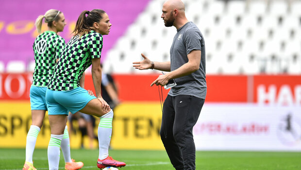 Stephan Lerch, Trainer der VfL Wolfsburg Frauen, spricht mit seiner Spielerin Sara Björk Gunnarsdóttir.