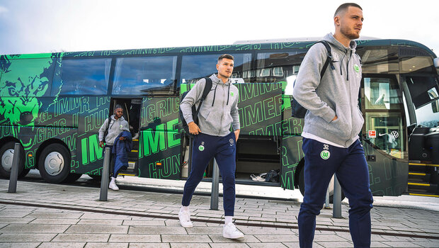 Die VfL Wolfsburg-Spieler steigen aus dem Bus.